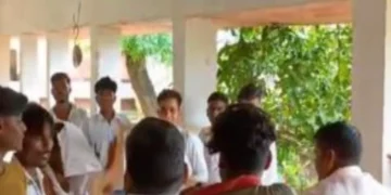 Kaimur Viral Video: શરમજનક! વિદ્યાર્થીઓએ ઠપકો આપવા માટે BPSC શિક્ષકને નિર્દયતાથી માર્યો, જુઓ