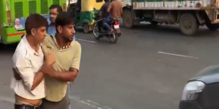 Viral Video: ચોંકાવનારો રોડ રેજ! ડીટીસી બસના ડ્રાઈવર પર દિવસે દિવસે હુમલો, સંપૂર્ણ જાહેર દૃશ્યમાં અપહરણ, જુઓ