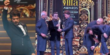 જુઓ: IIFA 2024માં શાહરૂખ ખાન જવાન માટે શ્રેષ્ઠ અભિનેતાનો એવોર્ડ સ્વીકારતી વખતે મણિરત્નમના પગને સ્પર્શે છે