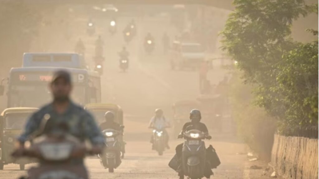 દિલ્હીમાં AQI ઘટીને 226 થયો; રહેવાસીઓને શ્વાસની સમસ્યાનો સામનો કરવો પડે છે