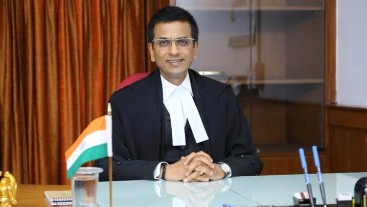 CJI DY ચંદ્રચુડનો સીમાચિહ્નરૂપ નિર્ણયઃ લેડી જસ્ટિસના સ્ટેચ્યુ પરથી આંખ પર પટ્ટી હટાવી દેવામાં આવી