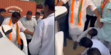 Viral Video: હદ વટાવી! નેતાજી સ્ટાઈલમાં સમર્થકોના હાથ પર ચાલે છે, ઈન્ટરનેટ કહે છે 'હડ હૈ ચતુકારિતા કી'