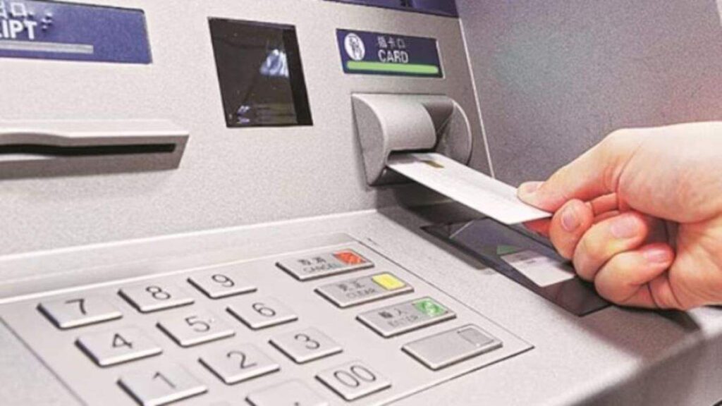 ભારતમાં ATM નંબર કેમ ઘટી રહ્યા છે? આરબીઆઈના અહેવાલમાં ચોંકાવનારા વલણો સામે આવ્યા છે - હવે વાંચો