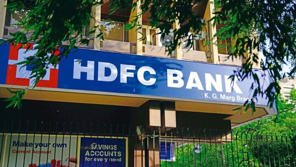 HDFC બેંકનું માર્કેટ કેપ પ્રથમ વખત રૂ. 14 લાખ કરોડને પાર કરે છે, સ્ટોક 1% નીચામાં બંધ - હવે વાંચો