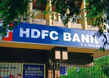 HDFC બેંકનું માર્કેટ કેપ પ્રથમ વખત રૂ. 14 લાખ કરોડને પાર કરે છે, સ્ટોક 1% નીચામાં બંધ - હવે વાંચો