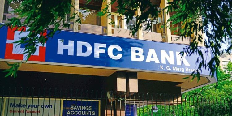 HDFC બેંકનું માર્કેટ કેપ પ્રથમ વખત રૂ. 14 લાખ કરોડને પાર કરે છે, સ્ટોક 1% નીચામાં બંધ - હવે વાંચો