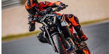 KTM એ Duke લાઇનઅપના 30 વર્ષની ઉજવણી કરવા 990 Duke R નું અનાવરણ કર્યું