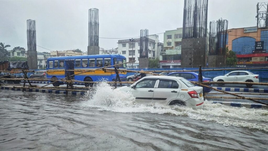 હવામાન અપડેટ: તમિલનાડુ, કેરળ અને દરિયાકાંઠાના વિસ્તારોમાં ભારે વરસાદ; શીત લહેર અને ગાઢ ધુમ્મસ ઉત્તરીય રાજ્યોને અસર કરશે