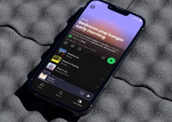 Spotify નકલી કલાકારો અને સંગીત સાથે તમારી ભલામણો ભરી રહ્યું છે જે તે ભાગ્યે જ ચૂકવે છે