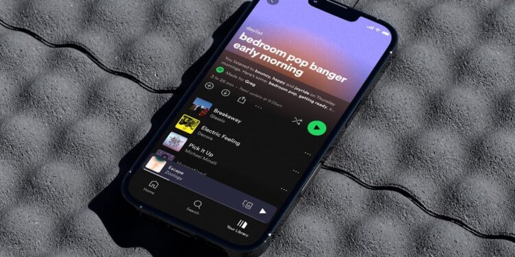 Spotify નકલી કલાકારો અને સંગીત સાથે તમારી ભલામણો ભરી રહ્યું છે જે તે ભાગ્યે જ ચૂકવે છે