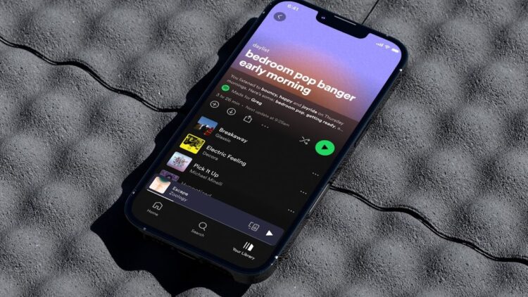 Spotify નકલી કલાકારો અને સંગીત સાથે તમારી ભલામણો ભરી રહ્યું છે જે તે ભાગ્યે જ ચૂકવે છે