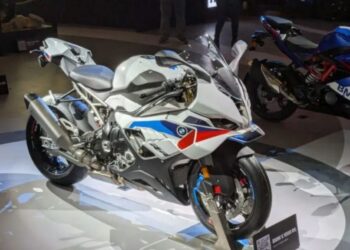 BMW Motorrad ભારતમાં રૂ. 21.90 લાખમાં 2025 S 1000 RR લોન્ચ કરે છે; લક્ષણો તપાસો