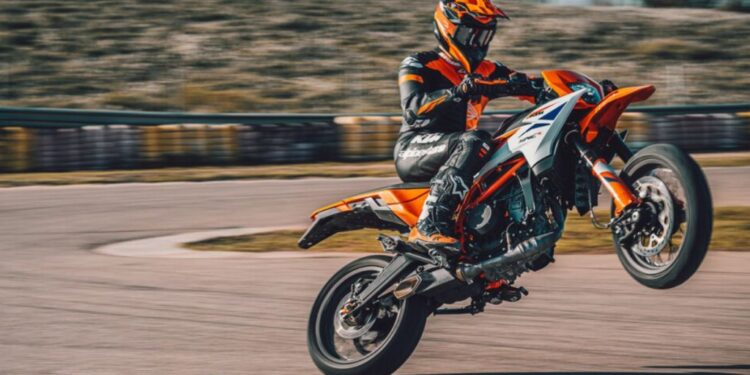 KTM 390 SMC R સત્તાવાર સ્પષ્ટીકરણો જાહેર; અહીં ટોચની સુવિધાઓ છે જે તમારે જાણવાની જરૂર છે