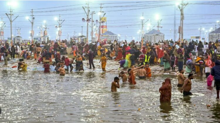 મકરસંક્રાંતિના દિવસે ભક્તો મહા કુંભના પ્રથમ અમૃત સ્નાનમાં પવિત્ર સ્નાન કરે છે