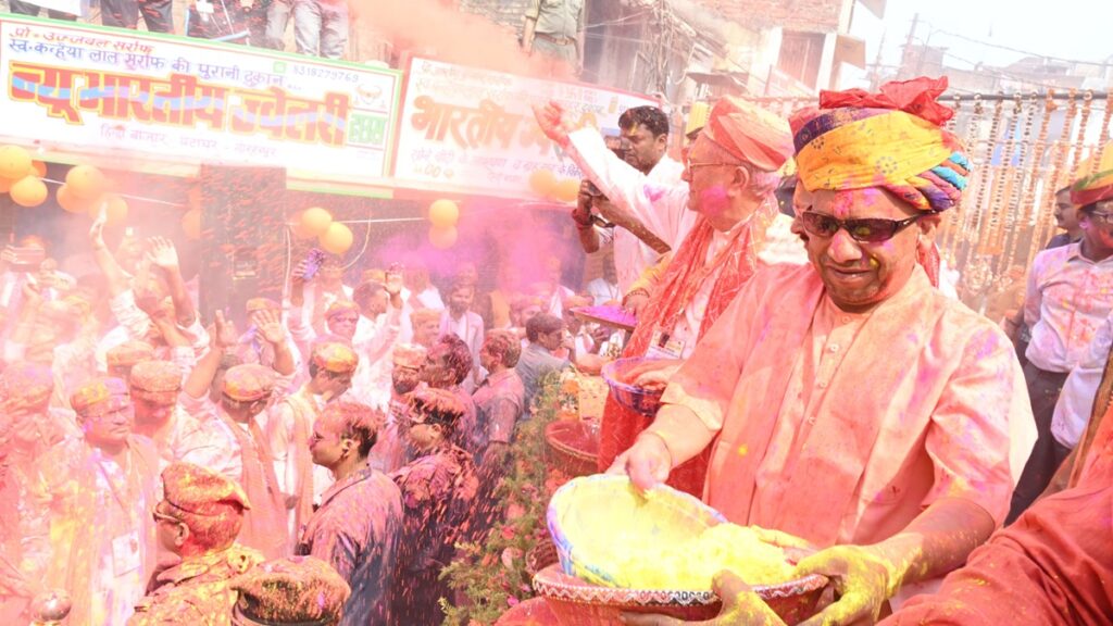 પક્ષની લાઇનમાં રાજકીય નેતાઓ હોળીની ઉજવણી કરે છે, એકતા અને બધા માટે ખુશીની ઇચ્છાઓને વિસ્તૃત કરે છે