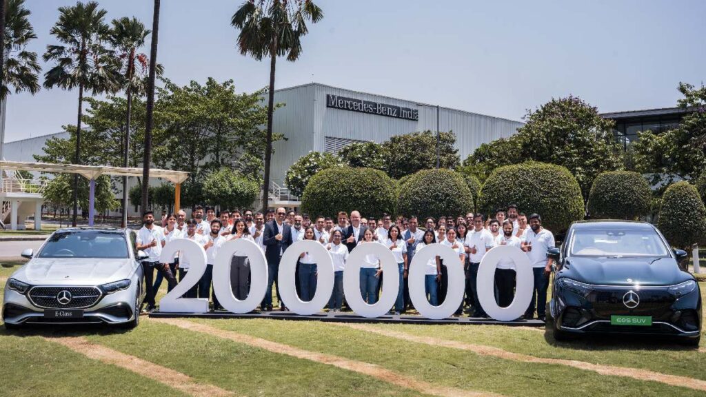 મર્સિડીઝ બેન્ઝ 200,000 મીમાં મેડ-ઇન-ઇન્ડિયા કાર રોલ કરે છે