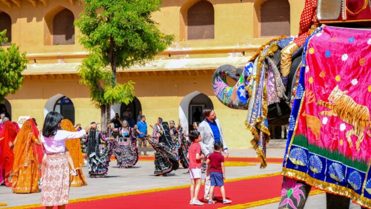 હાથીઓ માટે લોક નર્તકો: જેડી વેન્સ, કુટુંબને જયપુરના એમ્બર ફોર્ટમાં શાહી સ્વાગત કરે છે | ઘડિયાળ