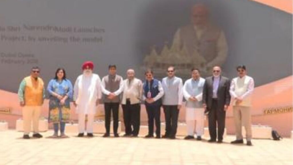 “દિવ્ય દર્શન…”: શ્રીકાંત શિંદેની આગેવાની હેઠળના ઓલ-પાર્ટી પ્રતિનિધિ અબુ ધાબીમાં બાપસ મંદિરની મુલાકાત લીધી