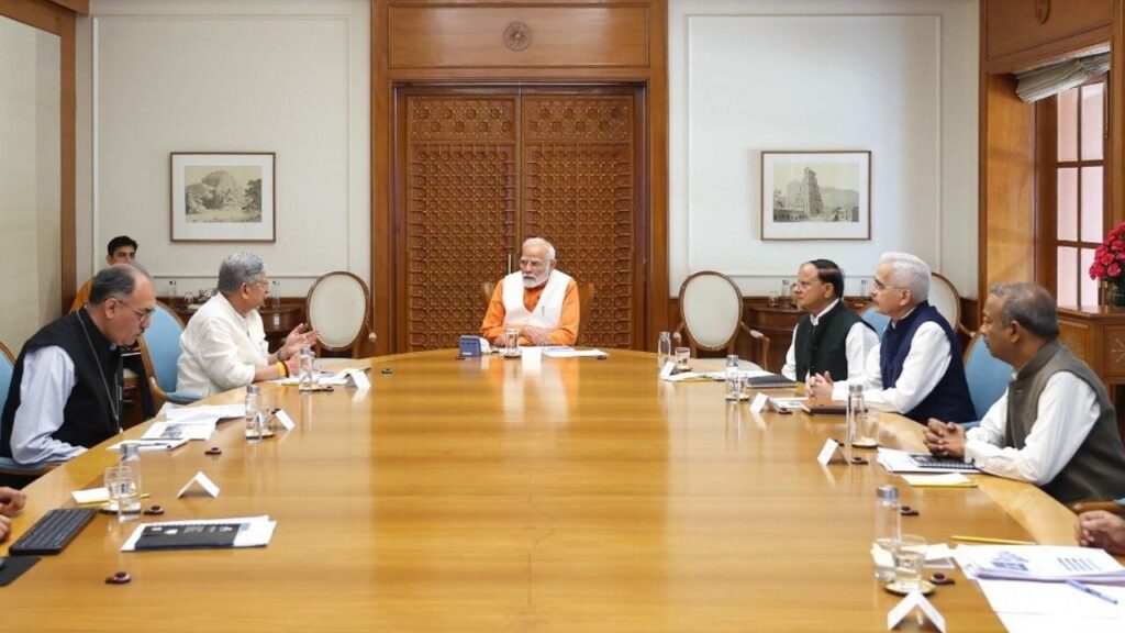 પીએમ મોદી મત્સ્યઉદ્યોગ ક્ષેત્રે ટેક-આધારિત વૃદ્ધિ માટે દબાણ કરે છે, સેટેલાઇટ ટેકનોલોજી, ડ્રોનનો ઉપયોગ અને સીવીડ સંભવિત પ્રકાશિત કરે છે