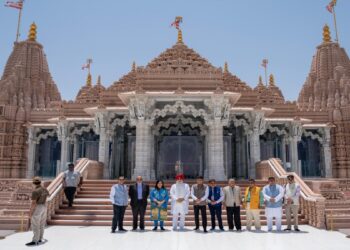 Operation પરેશન સિંદૂર ગ્લોબલ આઉટરીચ: All લ-પાર્ટી ડેલિગેશન અબુધાબીમાં હિન્દુ મંદિરની મુલાકાત લે છે