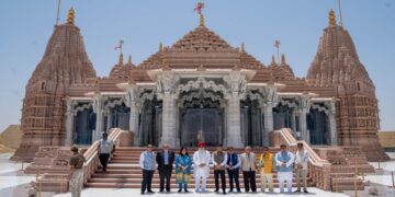Operation પરેશન સિંદૂર ગ્લોબલ આઉટરીચ: All લ-પાર્ટી ડેલિગેશન અબુધાબીમાં હિન્દુ મંદિરની મુલાકાત લે છે