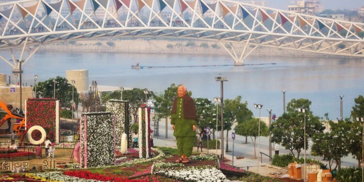 અમદાવાદમાં સાબરમતી નદી ખાલી કરવા માટે - દેશગુજરત