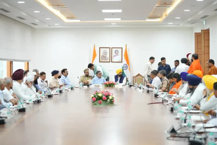 કટોકટીના આ ઘડીમાં સાંપ્રદાયિક સંવાદિતા, ભાઈચારો અને શાંતિના વધુ સિમેન્ટ બંધનો માટે ઉત્પ્રેરક તરીકે કાર્ય કરો: ધાર્મિક નેતાઓ માટે મુખ્યમંત્રી