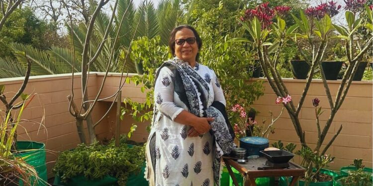જ્યાં પાક મટાડે છે અને આશા વધે છે: કેવી રીતે 68 વર્ષીય સ્ત્રીએ એક એકર જમીનને ફરીદાબાદમાં હીલિંગ ફાર્મમાં પરિવર્તિત કરી
