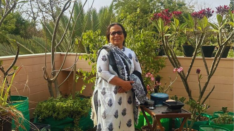જ્યાં પાક મટાડે છે અને આશા વધે છે: કેવી રીતે 68 વર્ષીય સ્ત્રીએ એક એકર જમીનને ફરીદાબાદમાં હીલિંગ ફાર્મમાં પરિવર્તિત કરી