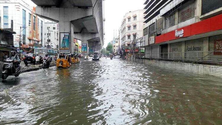 દિલ્હીએ અચાનક ધૂળની વાવાઝોડા અને ભારે વરસાદથી ફટકો માર્યો, આવતા દિવસો માટે આઇએમડી પીળો ચેતવણી આપે છે