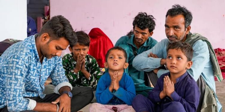 પાકિસ્તાન ભારતમાંથી ફસાયેલા નાગરિકોને લેવા માટે એટરી-વાગાહ સરહદ ફરી ખોલશે