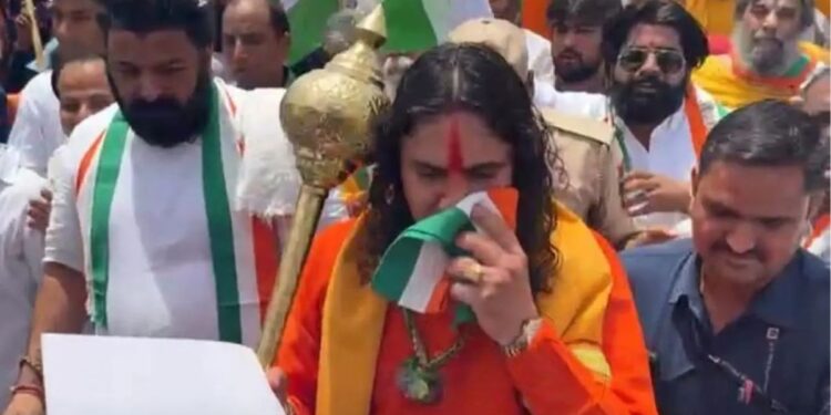 બાલમુકુંદ આચાર્ય વાયરલ વિડિઓ: અપમાન? ભાજપના ધારાસભ્યએ ટ્રાઇકર સાથે પરસેવો લૂછતો જોયો, વિડિઓ વાયરલ થાય છે