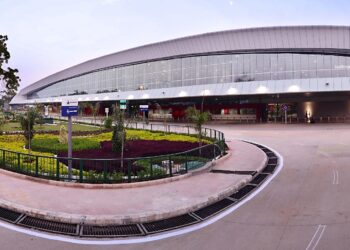 વડોદરા એરપોર્ટની દિવાલની નજીકના બાંધકામો તોડી પાડવામાં આવ્યા - દેશગુજરાત