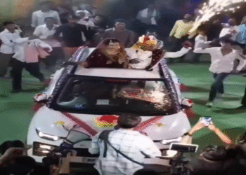 વાયરલ વિડિઓ: વરરાજા તેના લગ્નમાં ફટાકડા વોરિયર ફેરવે છે, ઓવરડ્રાઇવમાં સોશિયલ મીડિયા