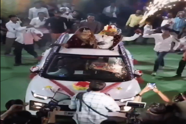 વાયરલ વિડિઓ: વરરાજા તેના લગ્નમાં ફટાકડા વોરિયર ફેરવે છે, ઓવરડ્રાઇવમાં સોશિયલ મીડિયા