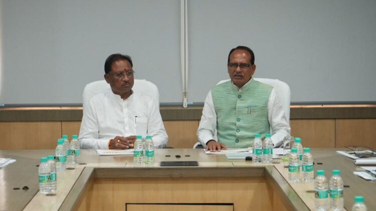 શિવરાજસિંહ ચૌહાણે છત્તીસગ in માં ખેડુતોની આવક વધારવા માટે વૈજ્ scientific ાનિક પદ્ધતિઓ, ઉચ્ચ-ગુણવત્તાવાળા બીજ, કાર્બનિક ખેતી અને પાકના પરિભ્રમણને અપનાવવાનું પ્રકાશિત કર્યું છે.