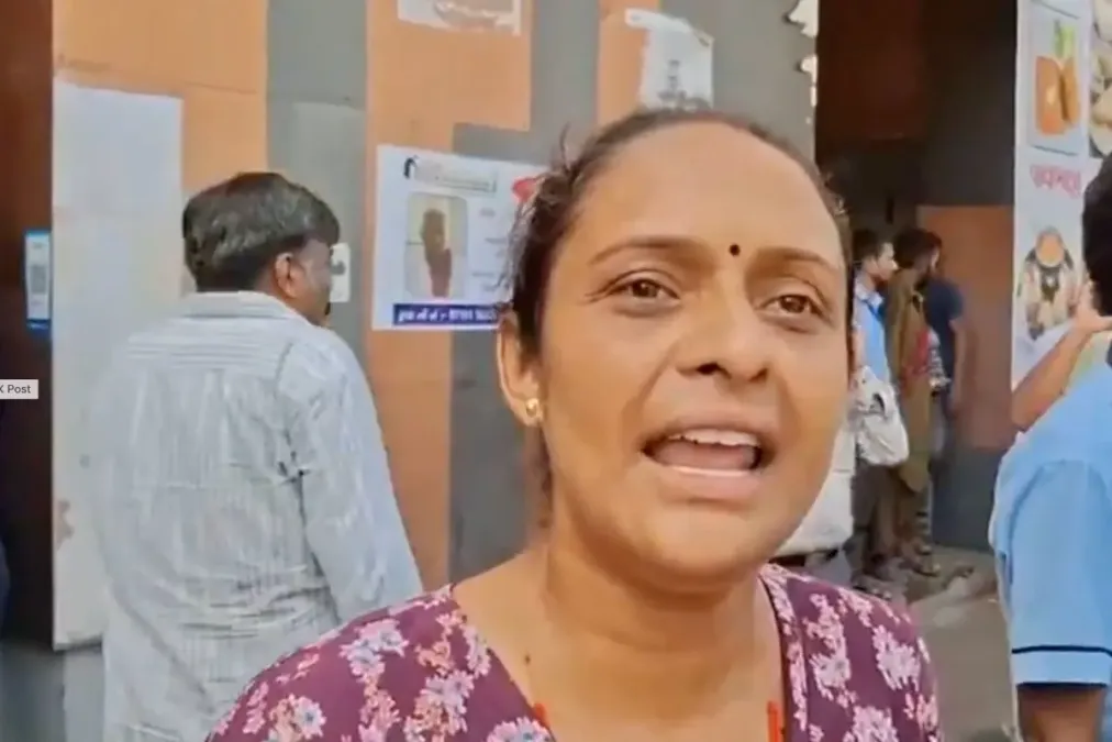 અમદાવાદ પ્લેન ક્રેશ: 'સિવિલ હોસ્પિટલ મેઇન એન્ટ્રી નહી મિલા' પીડિતના ભાઈની ભાવનાત્મક અરજ, લોકો પ્રિયજનોની તપાસ માટે સંકેત આપે છે