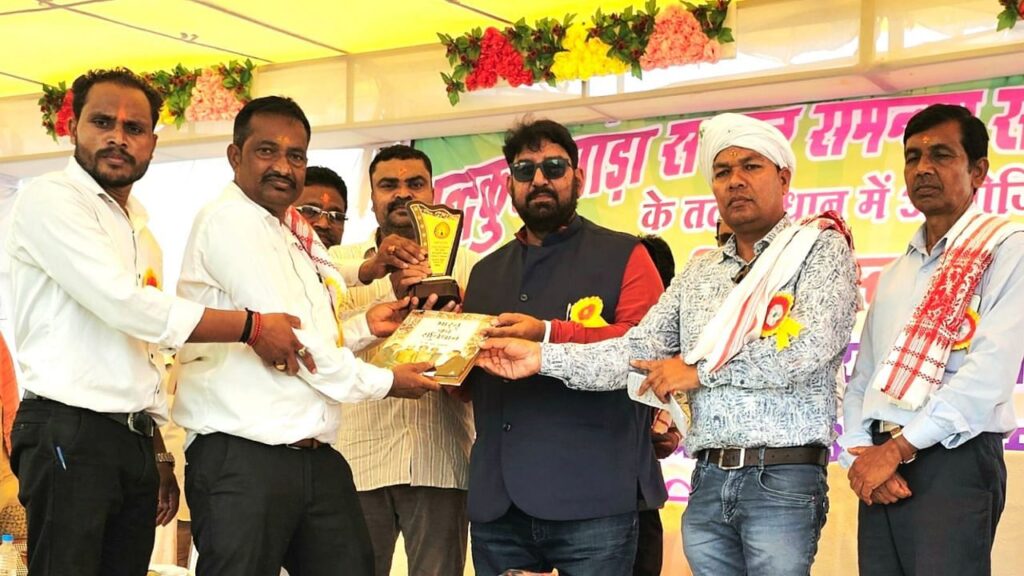 ગાંડા સમાજ ડ Dr. રાજારામ ત્રિપાઠીને તેમના 'જીવંત દેવ' તરીકે જાહેર કરે છે