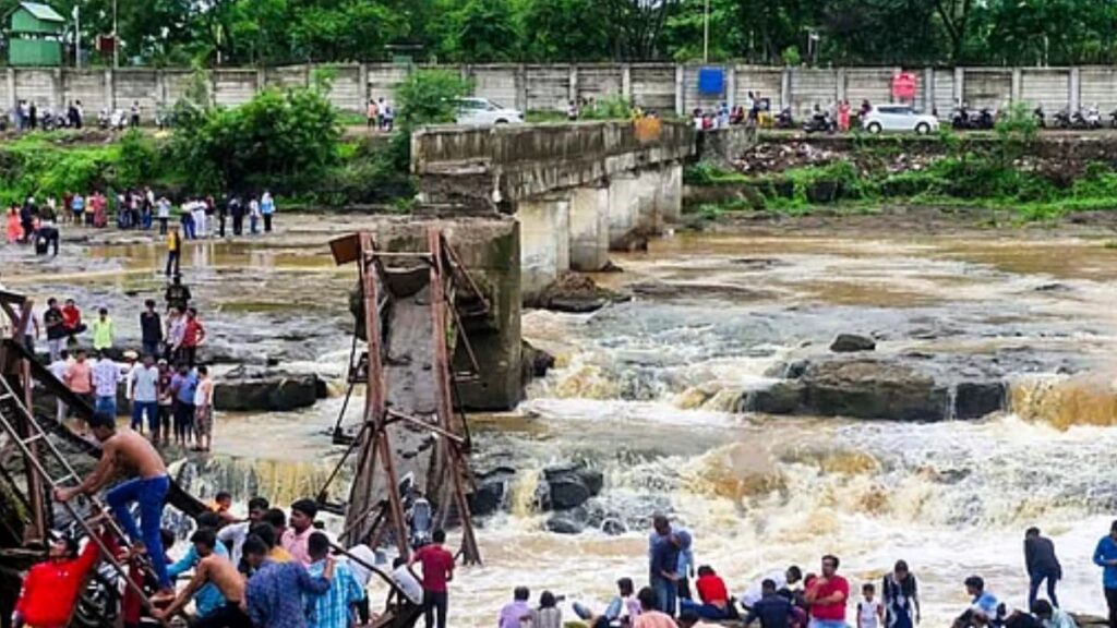 પુણે બ્રિજ પતન: મૃતકના પરિવારો માટે 5 લાખ સહાયની જાહેરાત, જિલ્લા કલેક્ટર કહે છે