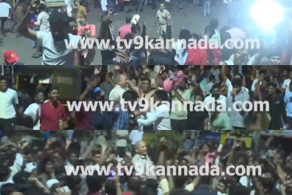 વાયરલ વિડિઓ: 'આરસીબી ચાહકો દ્વારા લાઠી ડાન્સ' નેટીઝન્સ વાઇલ્ડ સેલિબ્રેશનમાં ચાહકો લિફ્ટ પોલીસ ઇન્સ્પેક્ટર તરીકે પ્રતિક્રિયા આપે છે