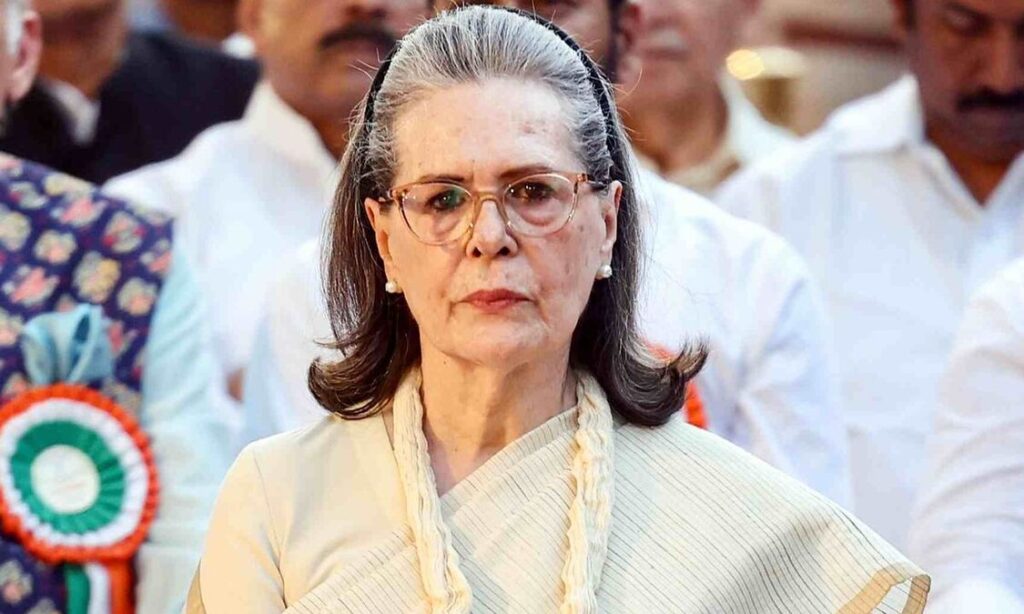 સોનિયા ગાંધી રાજ્યસભાને સંબોધિત કરે છે: બંધારણ પર ભાર મૂકે છે, લોકશાહીના ઘટાડાને લઈને સરકારની ટીકા કરે છે