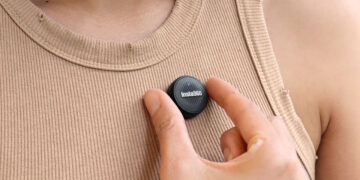 Insta360 એ સસ્તું, સિક્કો-કદના નવા વાયરલેસ માઇક એર સાથે ડીજેઆઈની માઇક મીની પર લડત લે છે