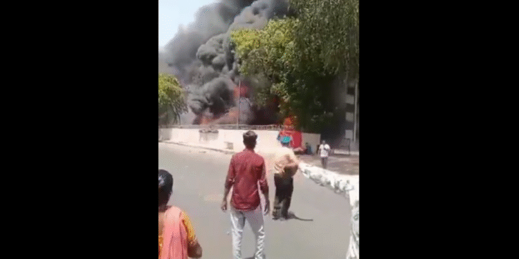 અમદાવાદ પ્લેન ક્રેશ વાયરલ વીડિયો: લોન બચેલા રમેશ કુમારે કાળા ધૂમ્રપાનથી બહાર નીકળતાં જોયું, અવિશ્વાસમાં નેટીઝન્સ