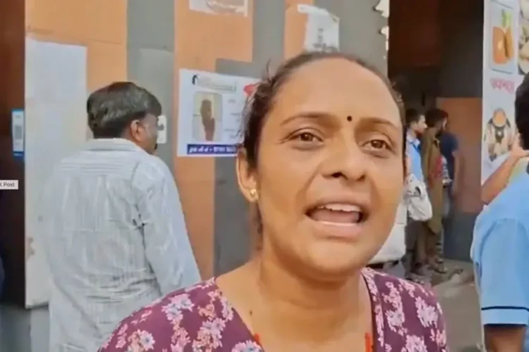 અમદાવાદ પ્લેન ક્રેશ: 'સિવિલ હોસ્પિટલ મેઇન એન્ટ્રી નહી મિલા' પીડિતના ભાઈની ભાવનાત્મક અરજ, લોકો પ્રિયજનોની તપાસ માટે સંકેત આપે છે