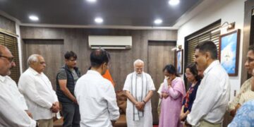"અમે ખભાથી ખભા કામ કર્યું" પીએમ મોદી ભૂતપૂર્વ ગુજરાત સીએમ વિજય રૂપનીના પરિવારને મળે છે જે વિમાન દુર્ઘટનામાં મૃત્યુ પામ્યા હતા