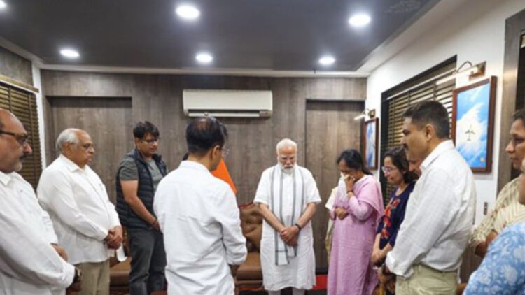 "અમે ખભાથી ખભા કામ કર્યું" પીએમ મોદી ભૂતપૂર્વ ગુજરાત સીએમ વિજય રૂપનીના પરિવારને મળે છે જે વિમાન દુર્ઘટનામાં મૃત્યુ પામ્યા હતા