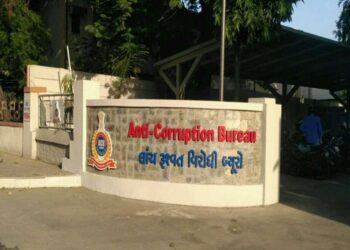 એસીબી ગુજરાત નેબ્સ ગવરીએ ડિલિર Office ફિસ વડાજના લાઇસન્સ સર્વેયર, લાંચ ટ્રેપમાં બે વચેટિયા -