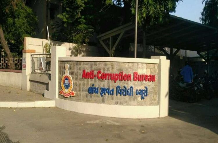 એસીબી ગુજરાત નેબ્સ ગવરીએ ડિલિર Office ફિસ વડાજના લાઇસન્સ સર્વેયર, લાંચ ટ્રેપમાં બે વચેટિયા -