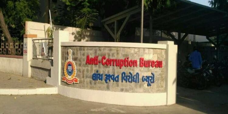 એસીબી ગુજરાત પોલીસ કોન્સ્ટેબલને lakh 1 લાખ લાંચ લાંચ કેસમાં; 2 અન્ય કોપ્સ ફરાર - દેશગુજરત