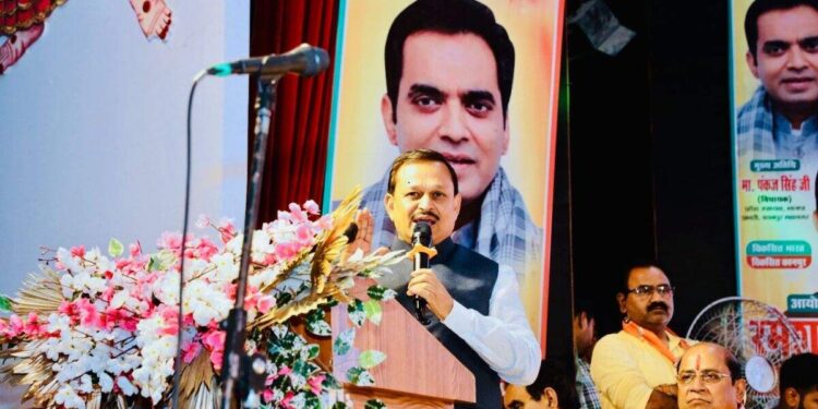 કાનપુર: પત્રકારથી બનેલા-સાંસદ, રમેશ અવસ્થી, એક વર્ષ office ફિસમાં પૂર્ણ કરે છે, એક ભવ્ય સમારોહ સાથે ઉજવણી કરે છે